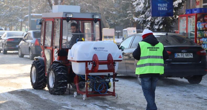 Ardahan’da Buz Çözücü Solüsyon Serpme Makinesi