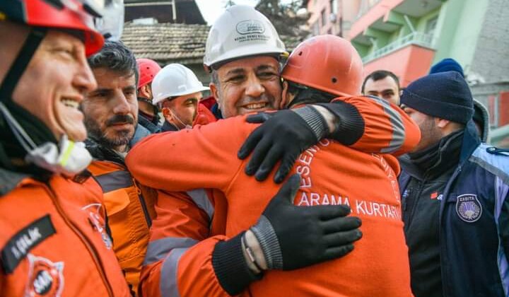 Esenyurt Deprem Bölgesi İçin Tek Yürek Oldu