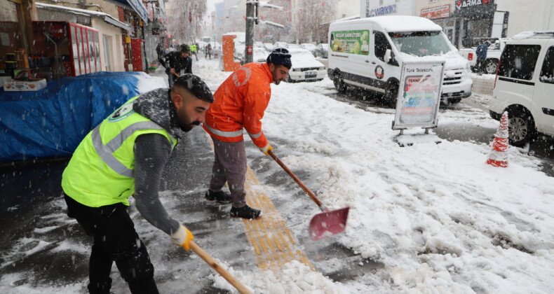 Ardahan Belediyesi Sokaklarda Kar Temizliğine Başladı