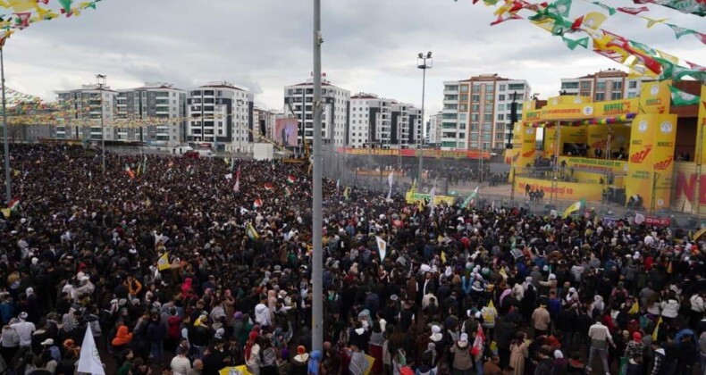 Diyarbakır’da Newroz Kutlamasına Yoğun Katılım