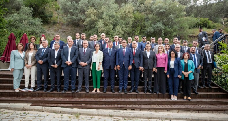 Başkan Tugay, İzmir İlçe Belediye Başkanlarıyla Bir Araya Geldi