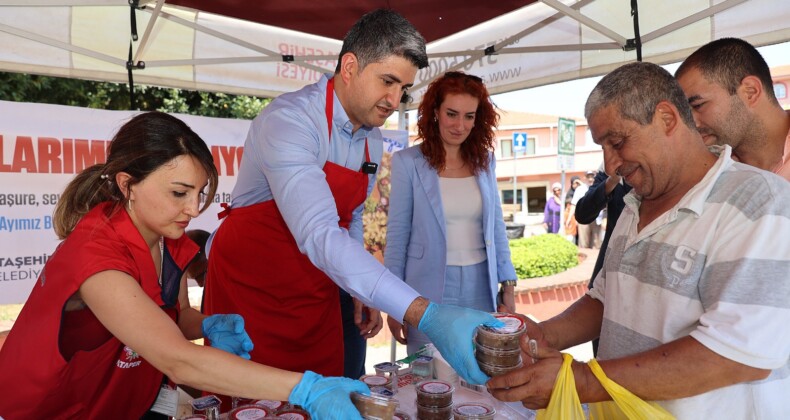 Ataşehir’de Muharrem Ayı’nda Aşure Dağıtılıyor